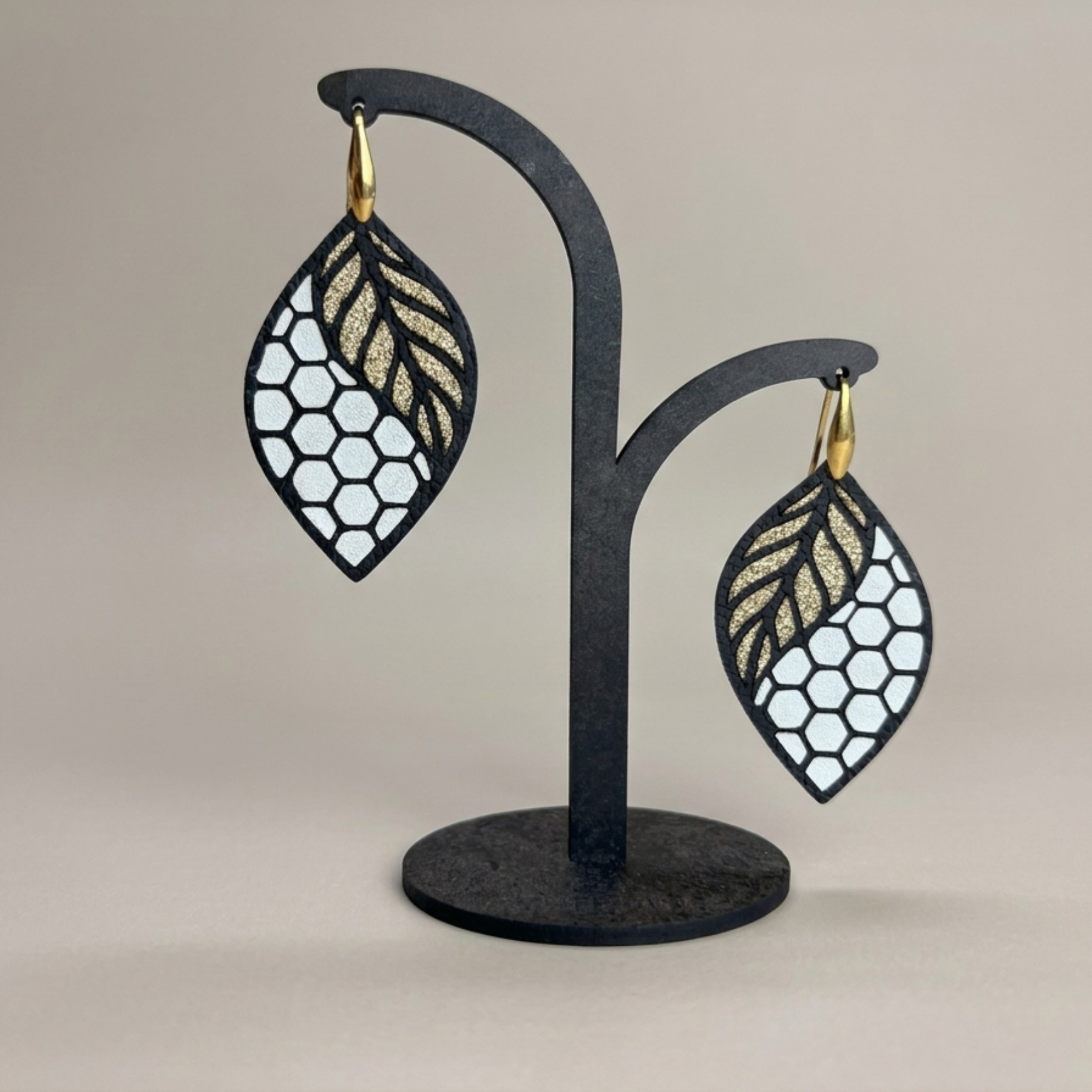 Boucles d'oreilles cuir feuille noir et or pailleté – Léontine – Image 2