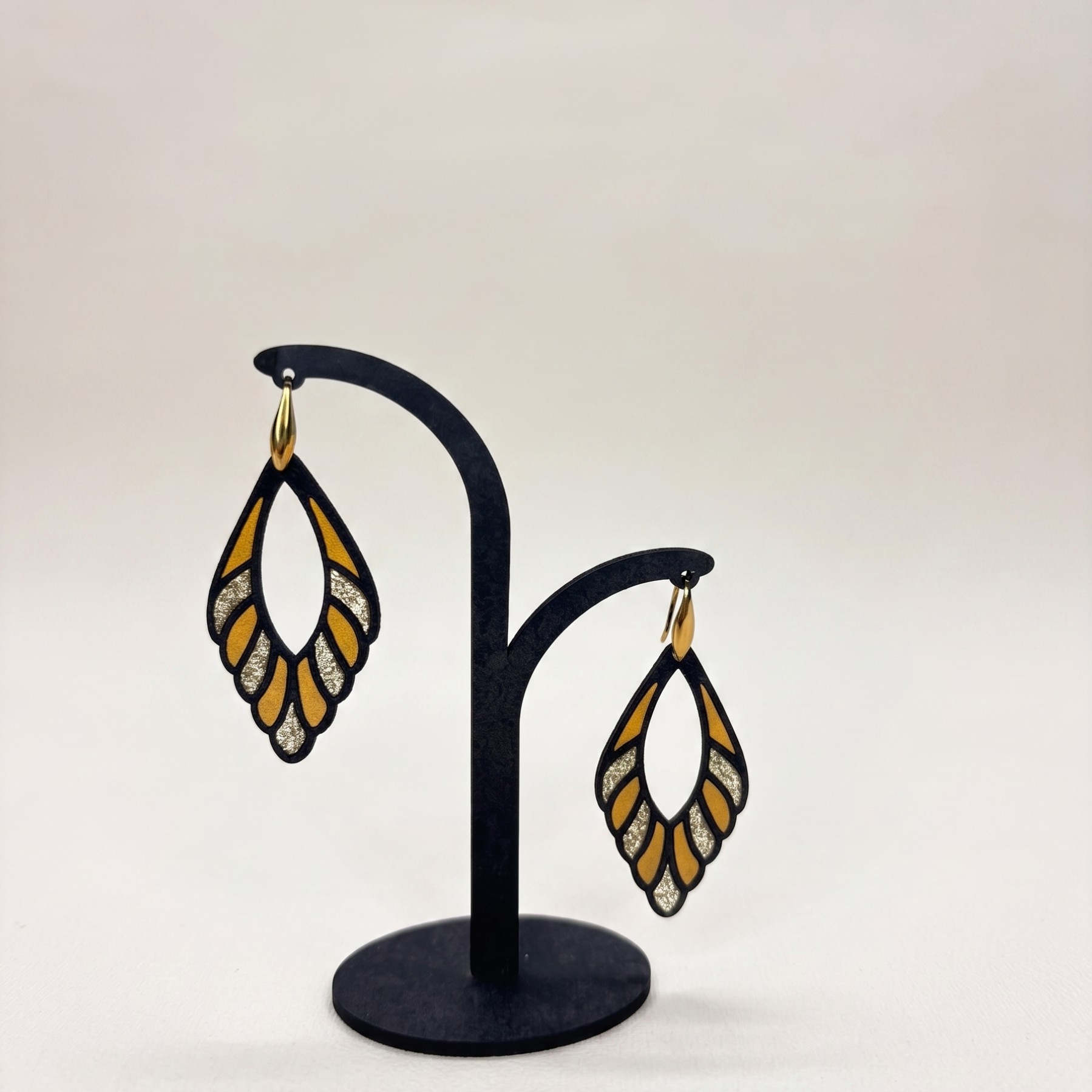 Boucles d'oreilles cuir moutarde et or pailleté – Kamilah – Image 2