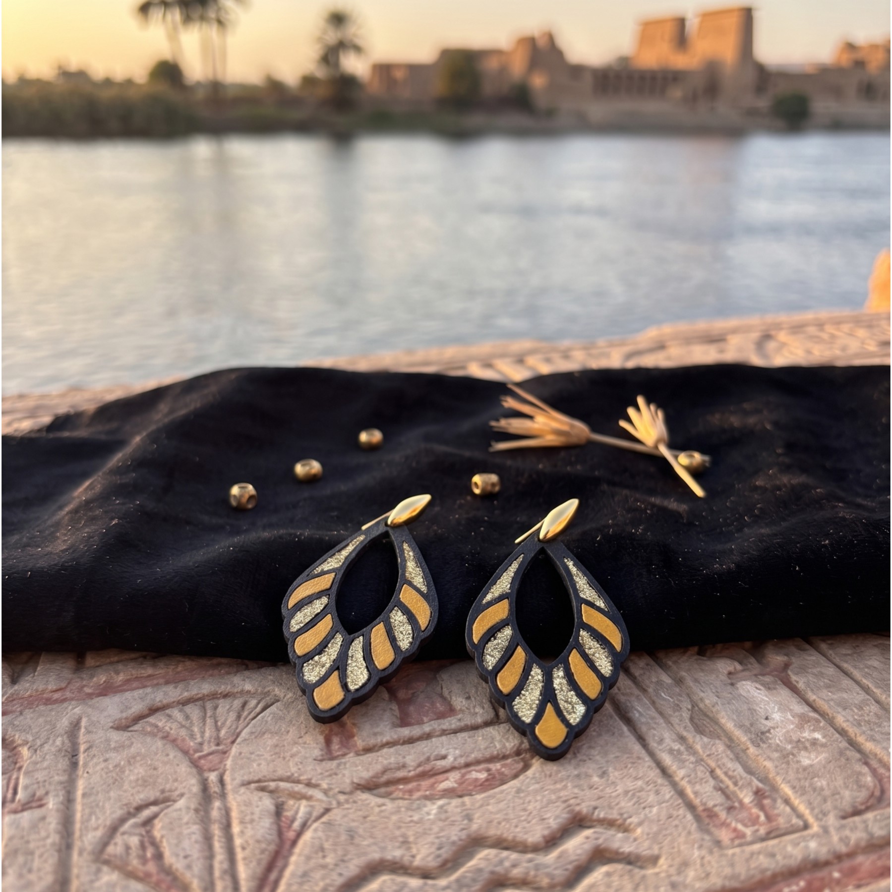 Boucles d'oreilles cuir moutarde et or pailleté – Kamilah – Image 3