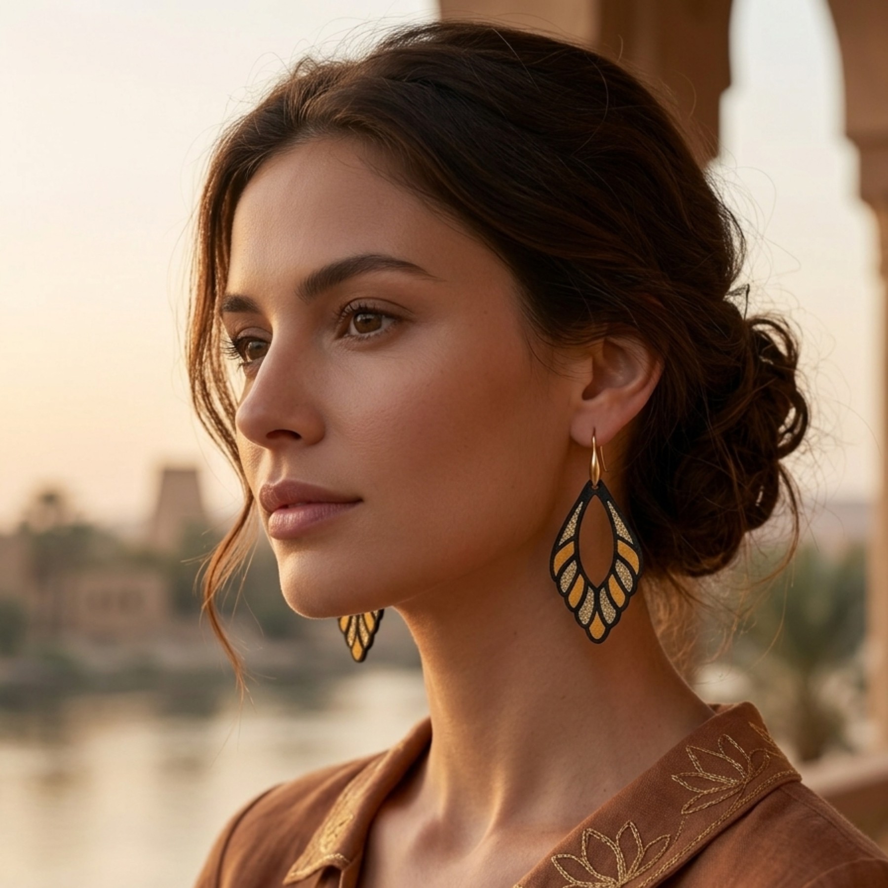 Boucles d'oreilles cuir moutarde et or pailleté Kamilah