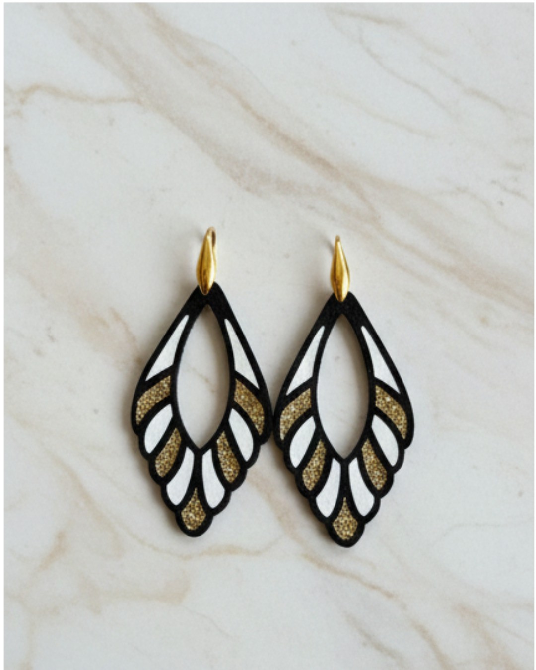 Boucles d'oreilles cuir noir et blanc arabesque dorée – Sidonie – Image 2