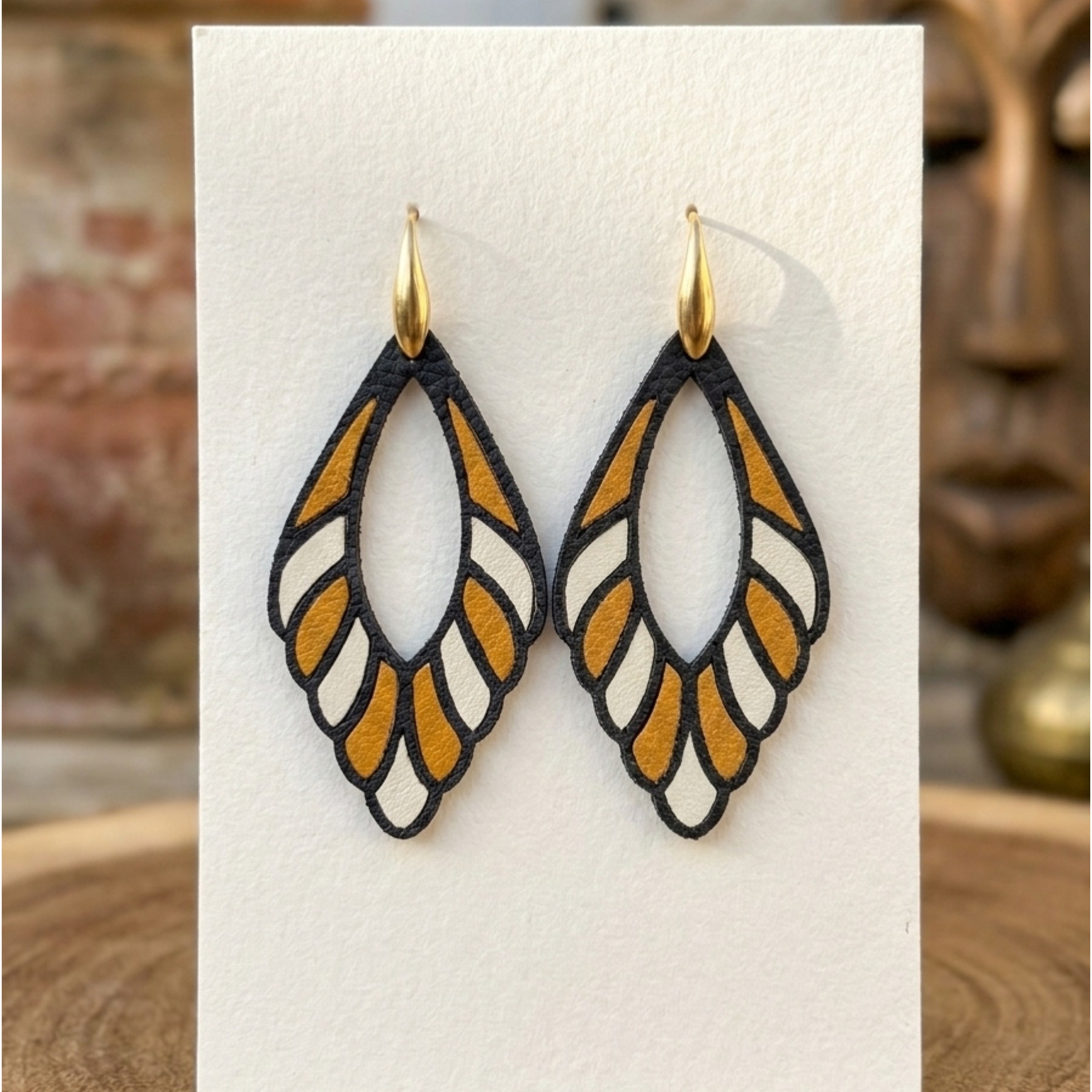 Sira Boucles d'oreilles cuir ocre et blanc nomade – Sira, Le Souffle du Sahel – Image 3