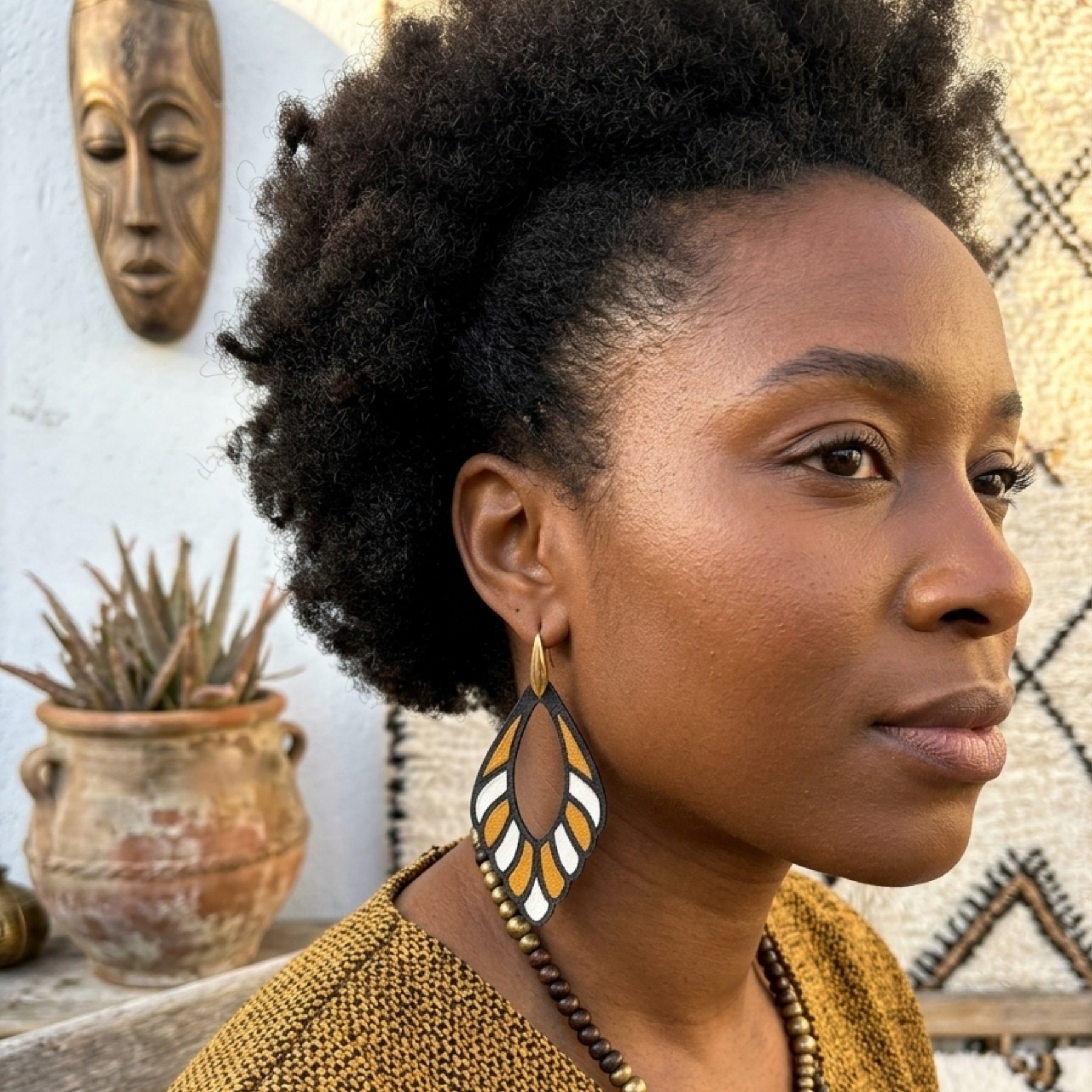 Boucles d'oreilles cuir ocre blanc et noir Sira