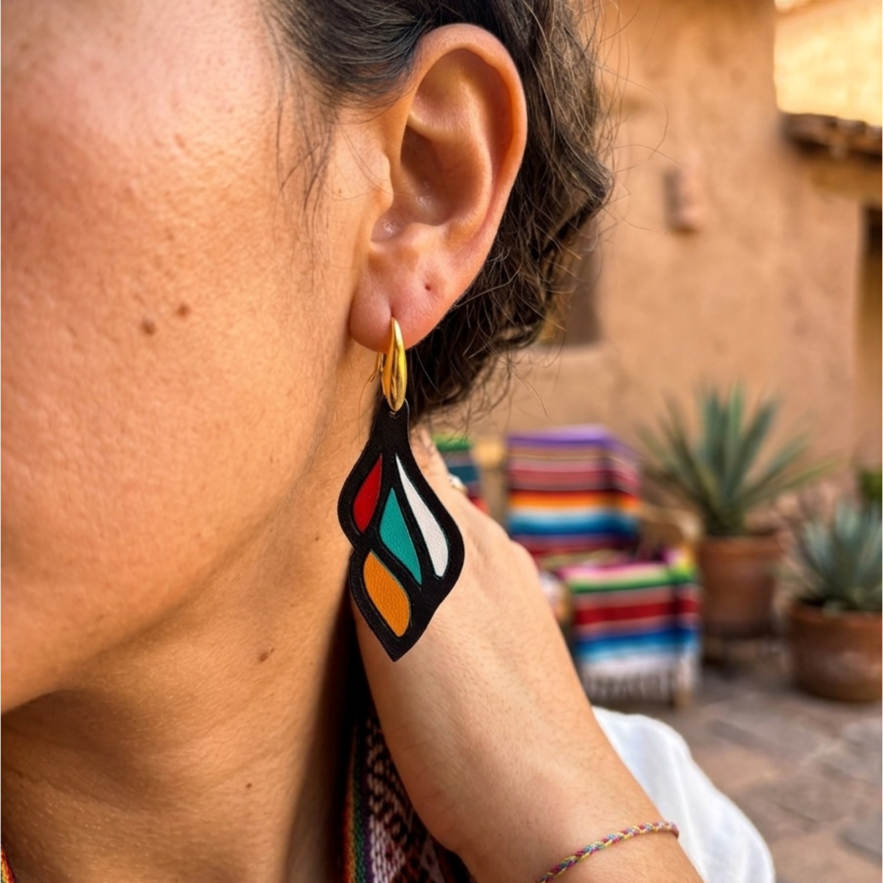 Boucles d'oreilles cuir graphiques multicolores – Frida – Image 2