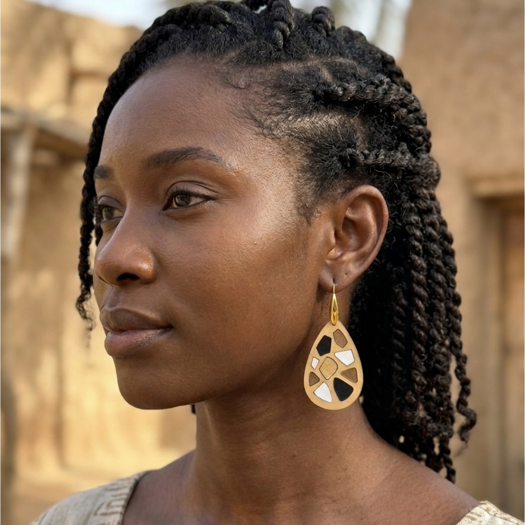 Boucles d'oreilles cuir ethnique goutte mosaïque sable et or Zola