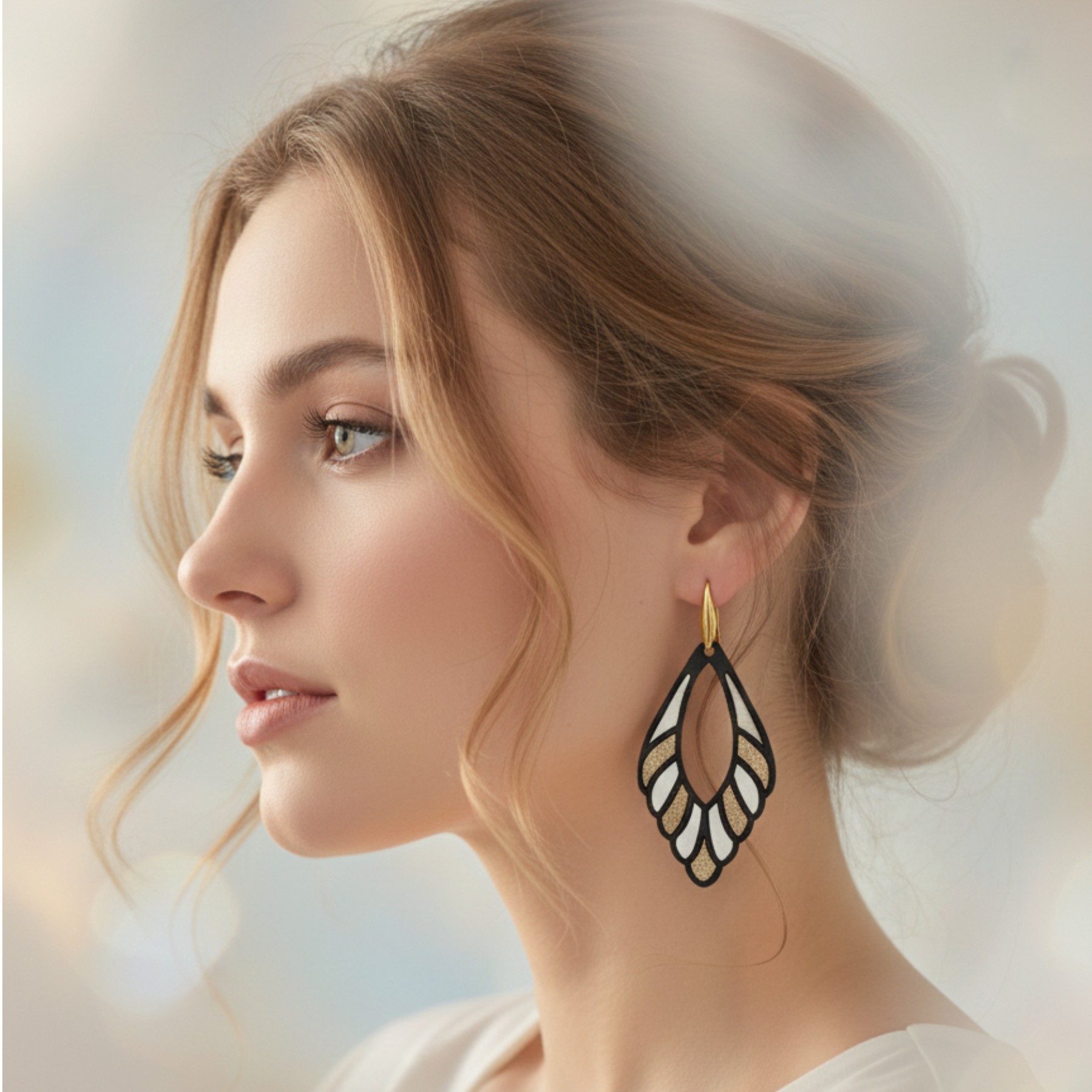 Boucles d'oreilles cuir noir et blanc arabesque dorée – Sidonie – Image 4