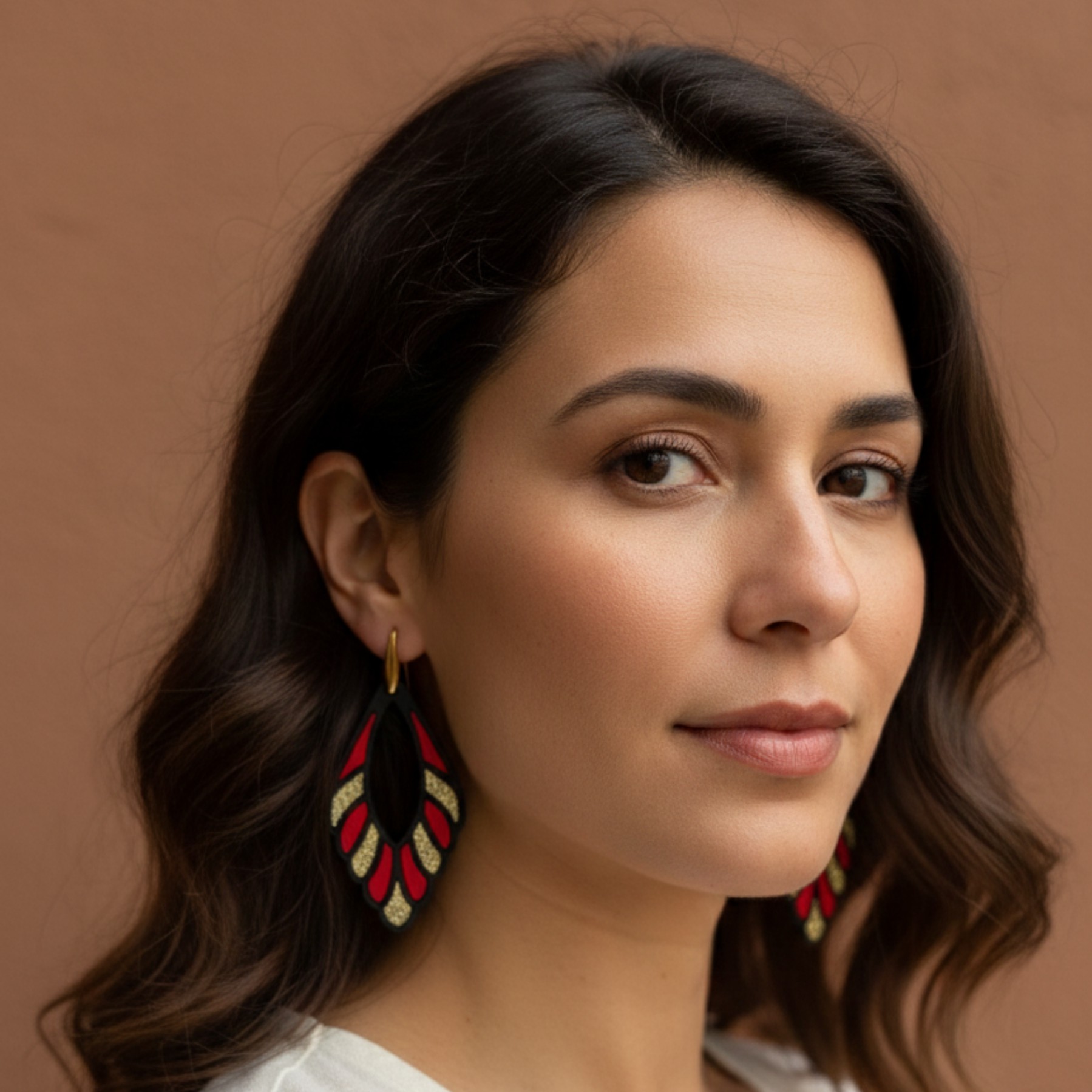 Boucles d'oreilles cuir rouge carmin et or pailleté – Zafira – Image 2