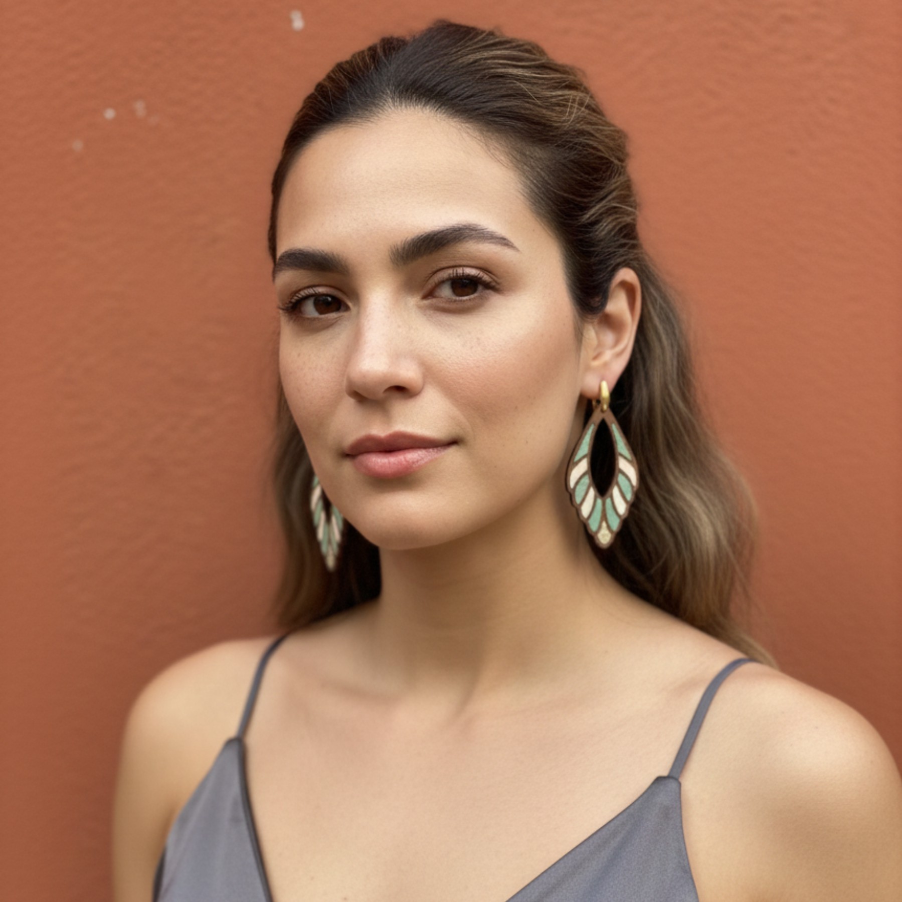 Boucles d'oreilles cuir vert d'eau, crème et caramel – Adèle – Image 8