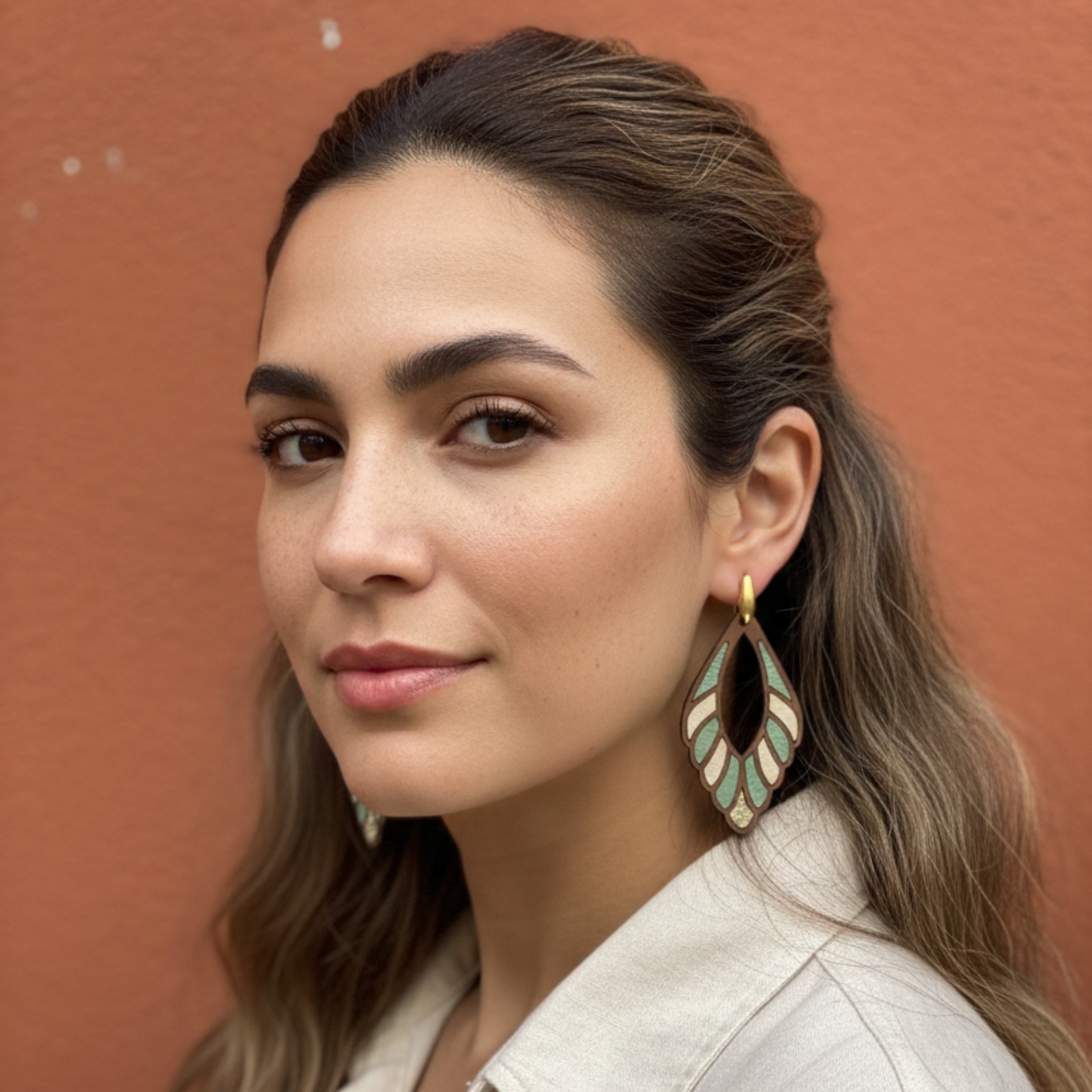 Boucles d'oreilles cuir vert d'eau, crème et caramel – Adèle – Image 9