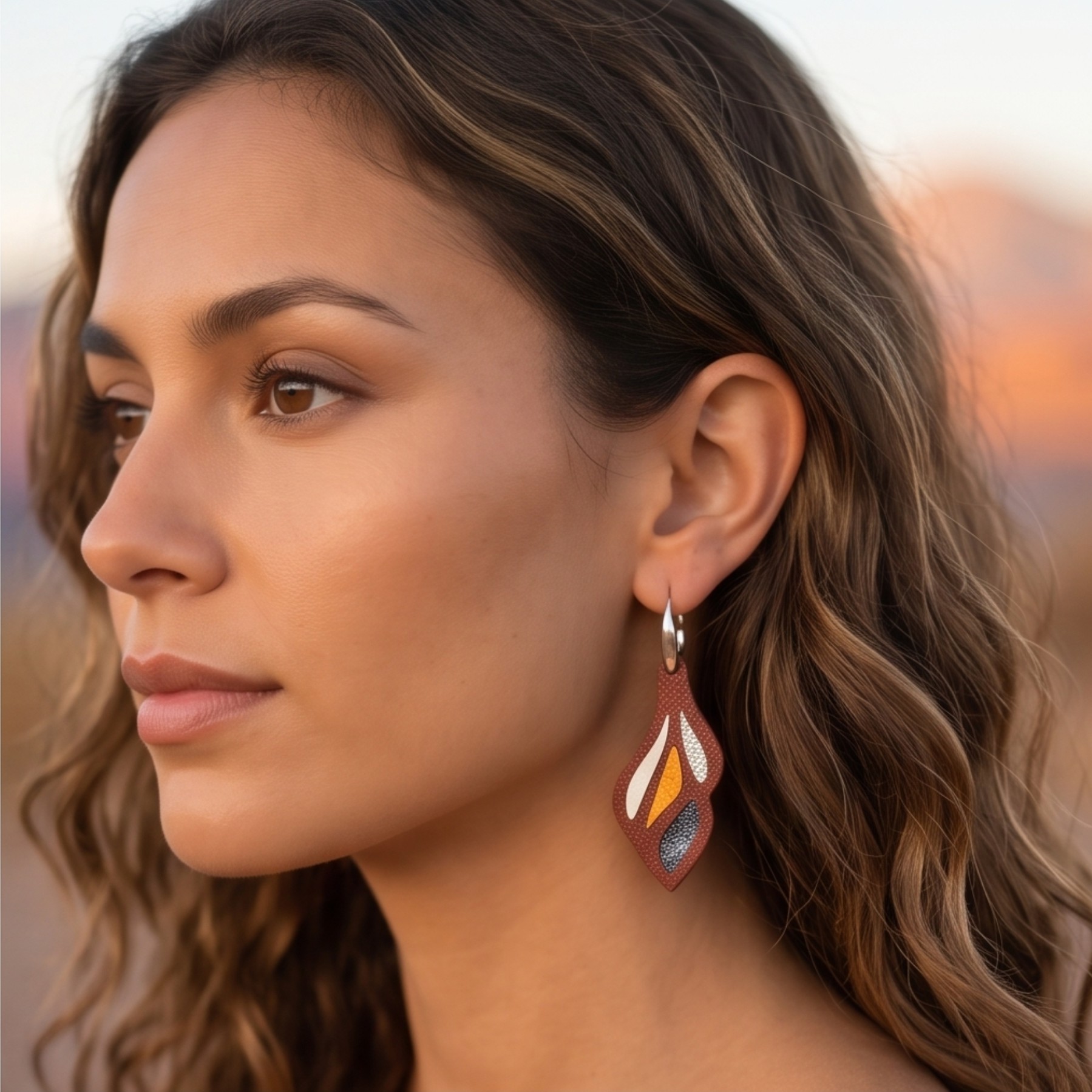 Boucles d'oreilles cuir marron et éclats solaires – Alba, Crépuscule Atacama – Image 3