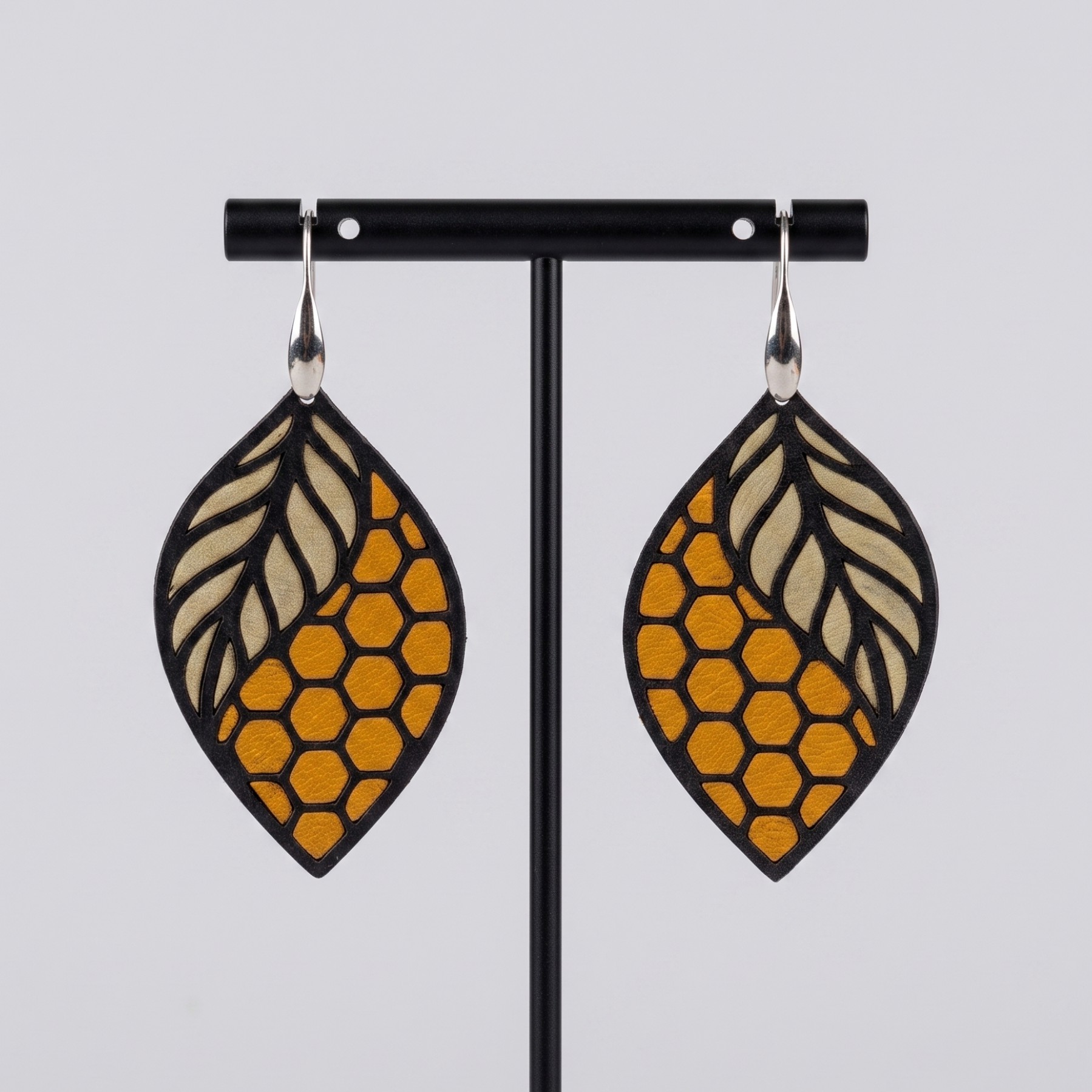 Boucles d'oreilles cuir jaune miel et feuille alvéolée – Kiara, Nectar de Munduk – Image 2