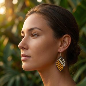 Boucles d'oreilles cuir jaune miel feuille et nid d'abeille Kiara