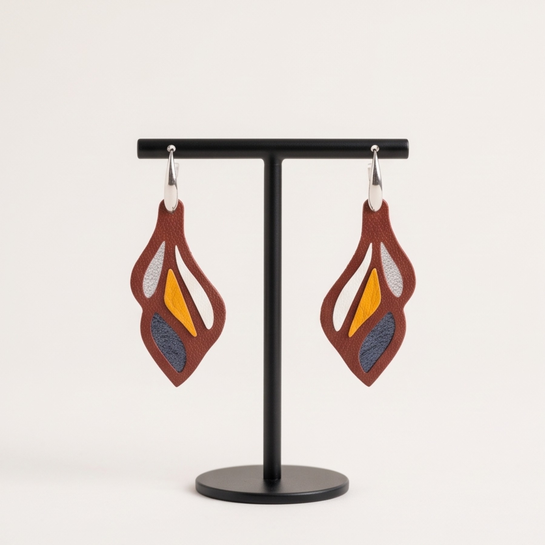 Boucles d'oreilles cuir marron et éclats solaires – Alba, Crépuscule Atacama – Image 2