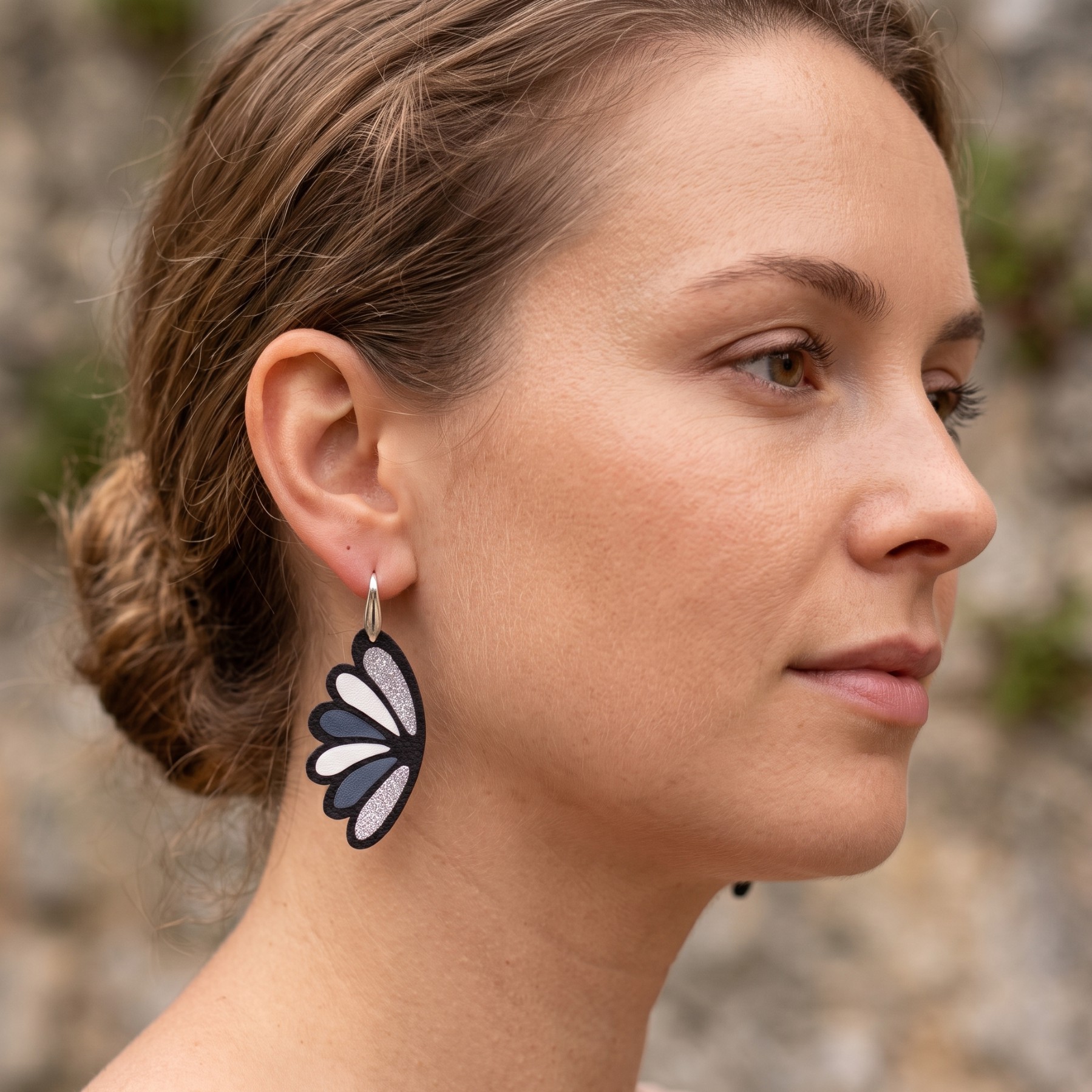 Boucles d'oreilles cuir noir et argent pailleté – Astrid – Image 2