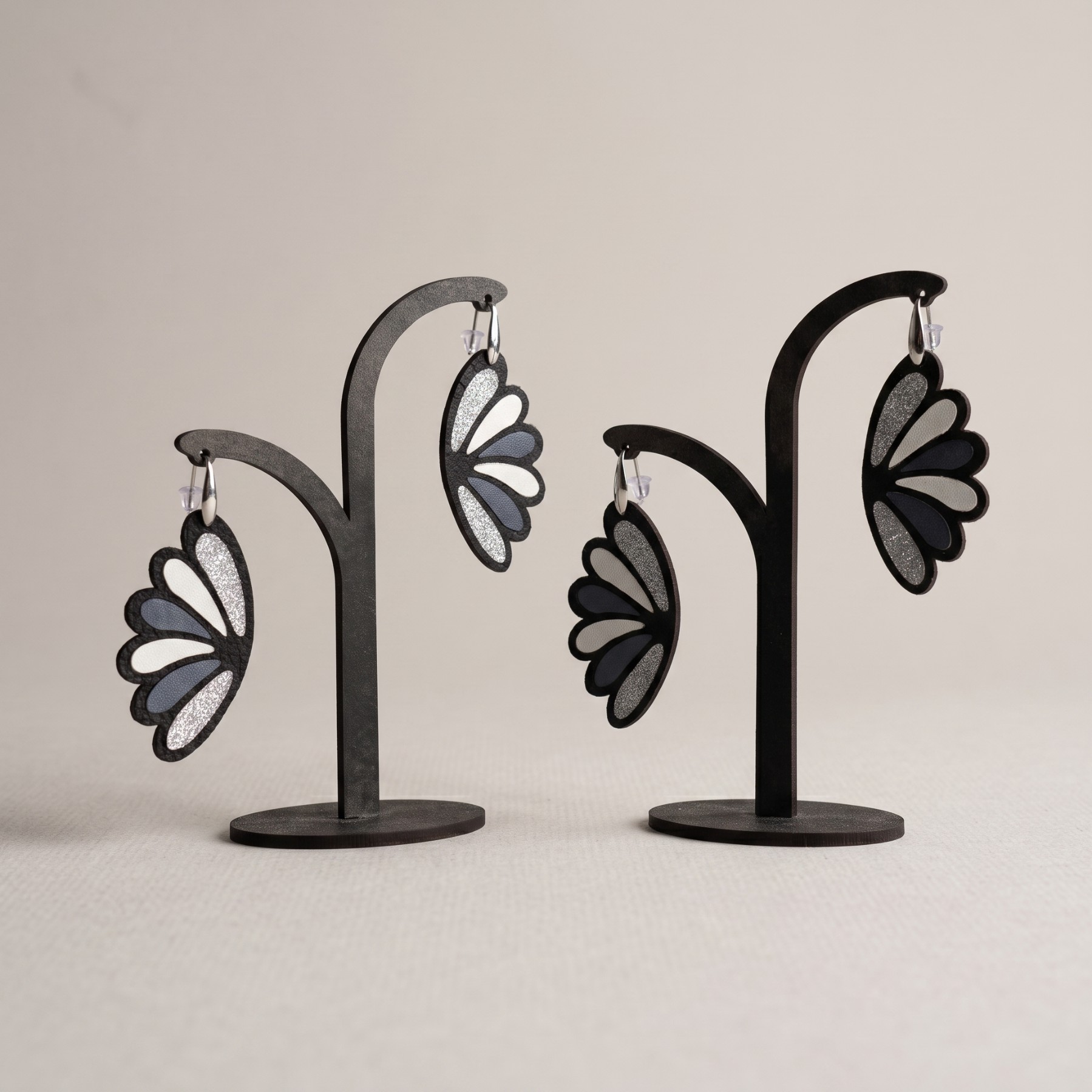 Boucles d'oreilles cuir noir et argent pailleté – Astrid – Image 3