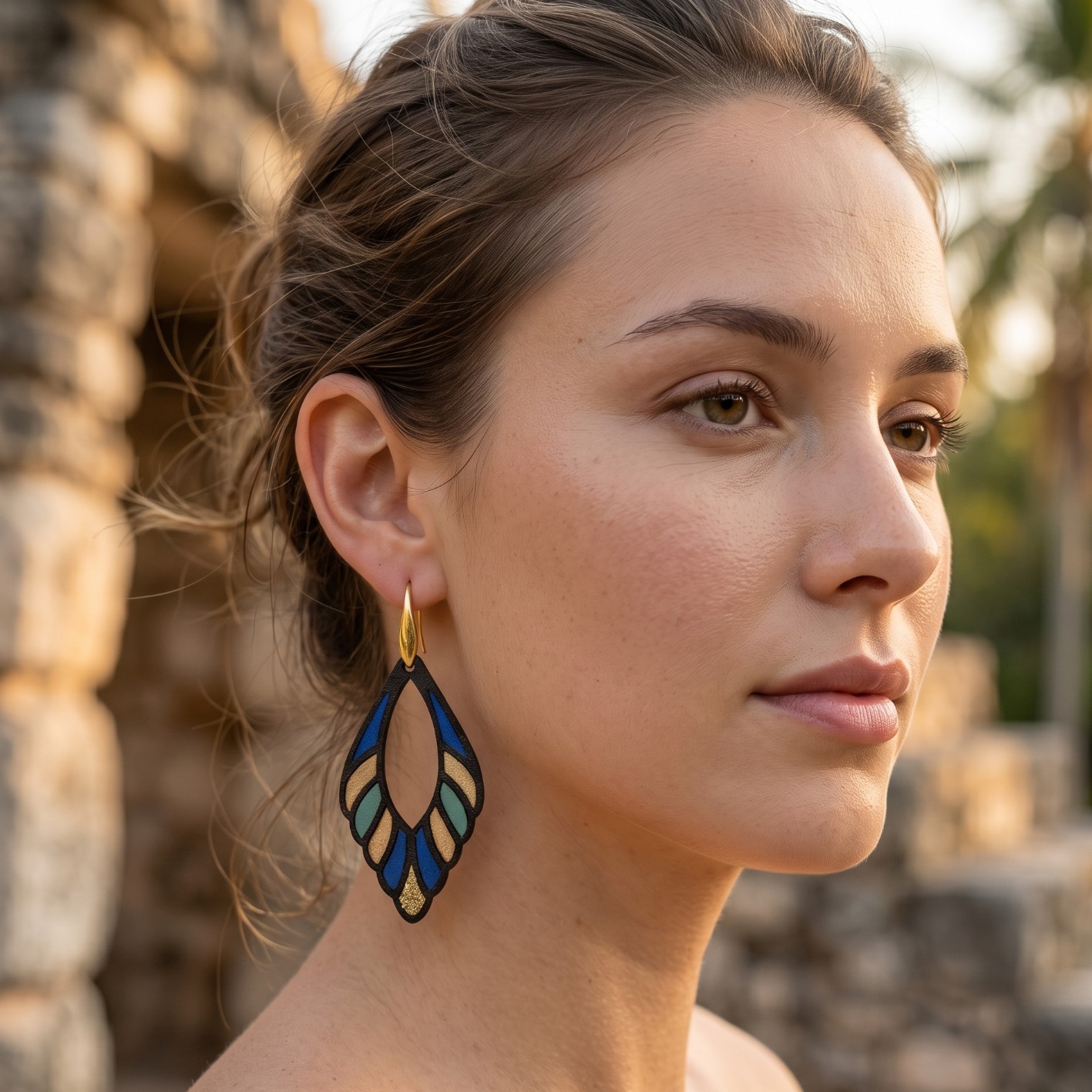 Boucles d'oreilles cuir plume bleu vert et or Maya
