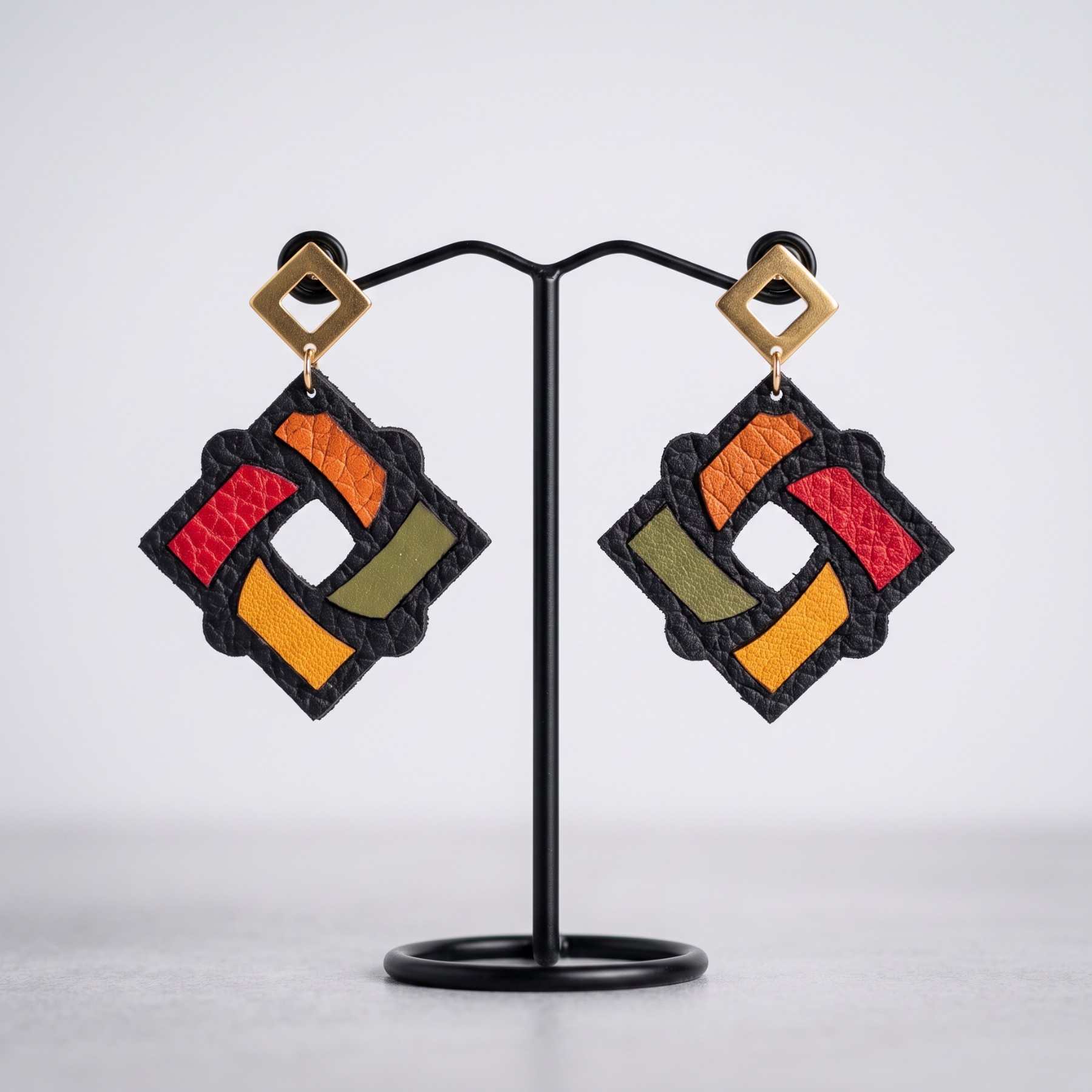 Boucles d'oreilles cuir géométriques mosaïque carrée – Samira – Image 2