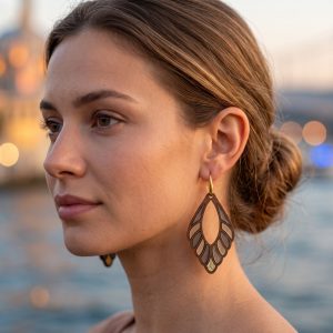 boucles d'oreilles cuir cognac pailleté modèle Aylin Les Caprices d'Albertine